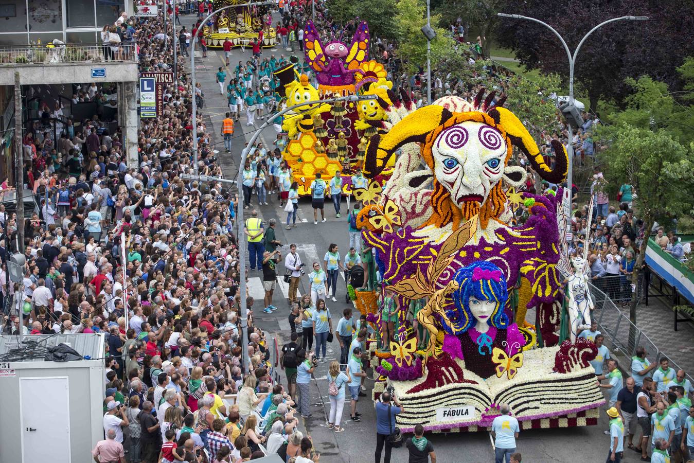 Fotos: La carroza &#039;Evolución&#039;, del conjunto Agrupa-2, gana la Batalla de Flores de Laredo