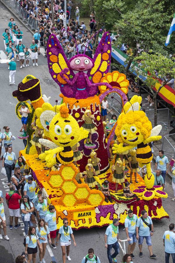 Fotos: La carroza &#039;Evolución&#039;, del conjunto Agrupa-2, gana la Batalla de Flores de Laredo