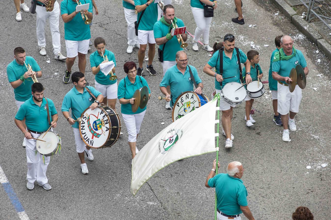 Fotos: La carroza &#039;Evolución&#039;, del conjunto Agrupa-2, gana la Batalla de Flores de Laredo