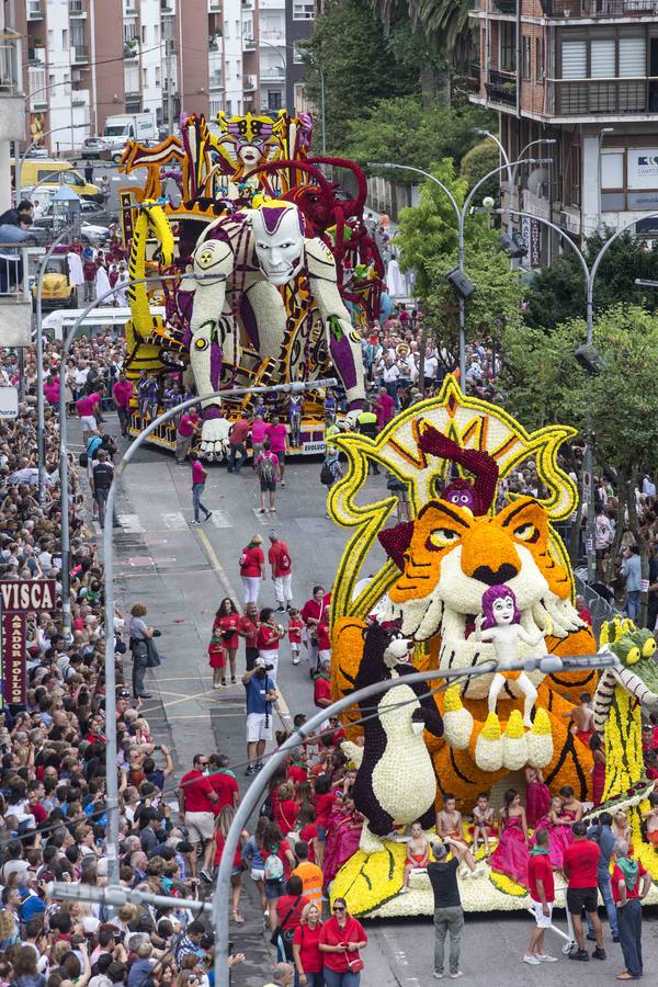 Fotos: La carroza &#039;Evolución&#039;, del conjunto Agrupa-2, gana la Batalla de Flores de Laredo