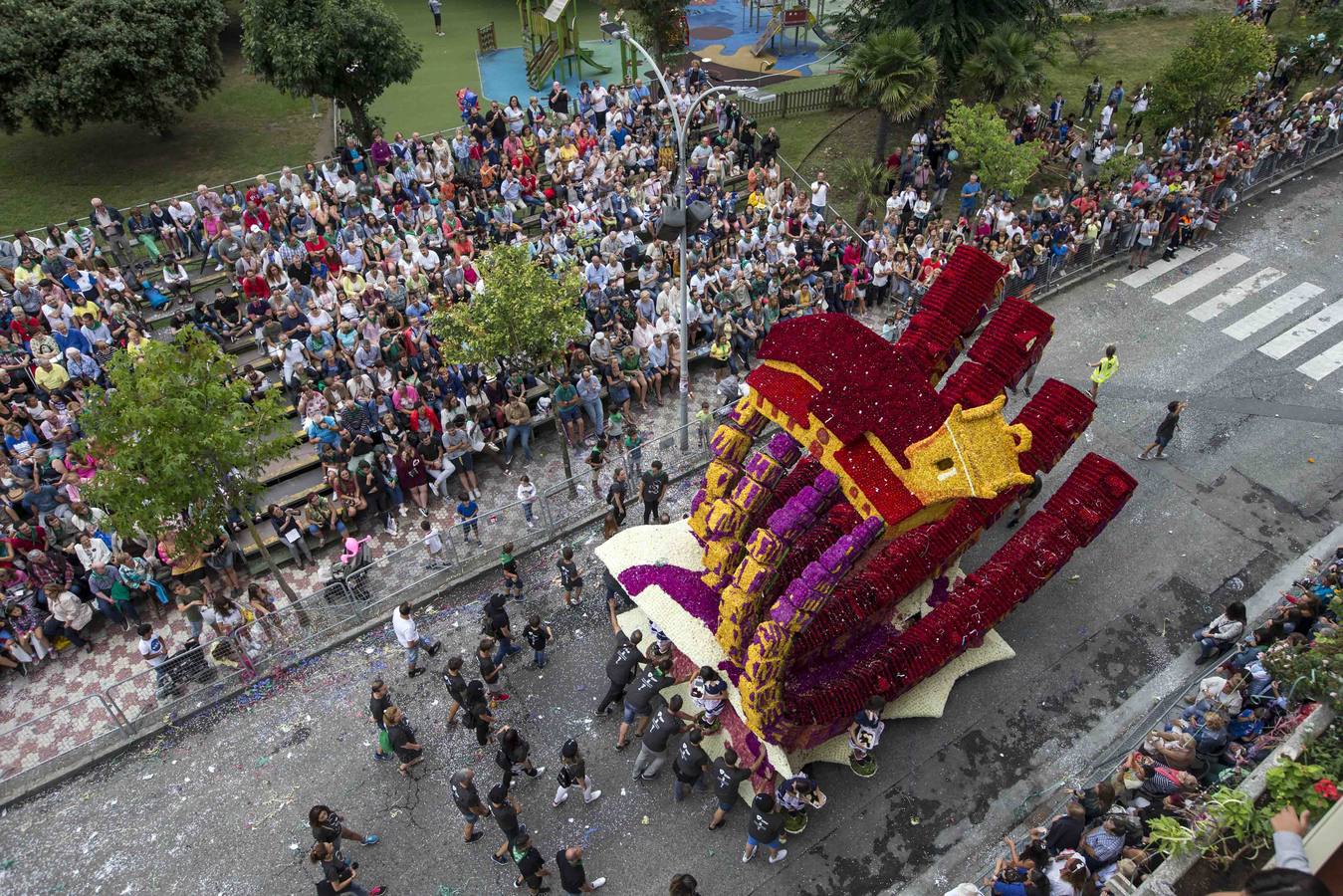 Fotos: La carroza &#039;Evolución&#039;, del conjunto Agrupa-2, gana la Batalla de Flores de Laredo