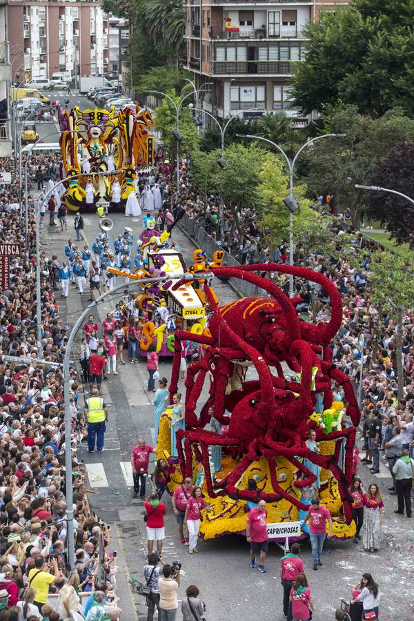 Fotos: La carroza &#039;Evolución&#039;, del conjunto Agrupa-2, gana la Batalla de Flores de Laredo