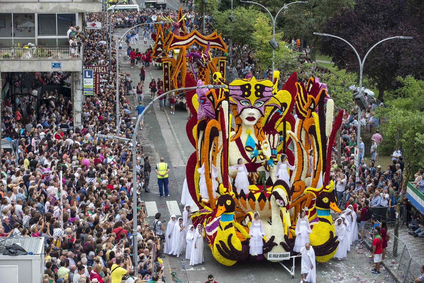 Fotos: La carroza &#039;Evolución&#039;, del conjunto Agrupa-2, gana la Batalla de Flores de Laredo