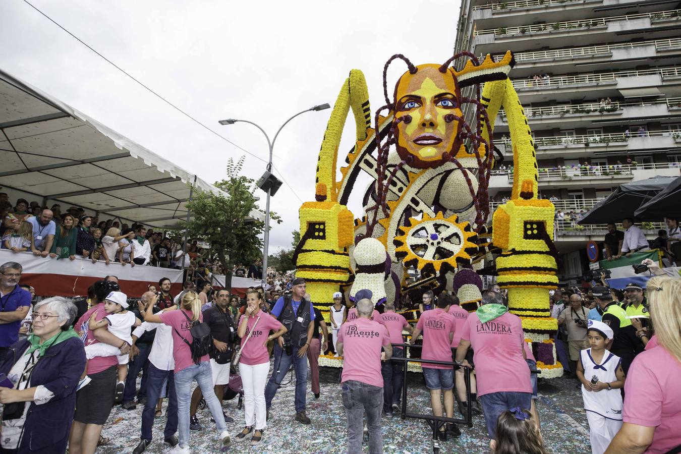 Fotos: La carroza &#039;Evolución&#039;, del conjunto Agrupa-2, gana la Batalla de Flores de Laredo