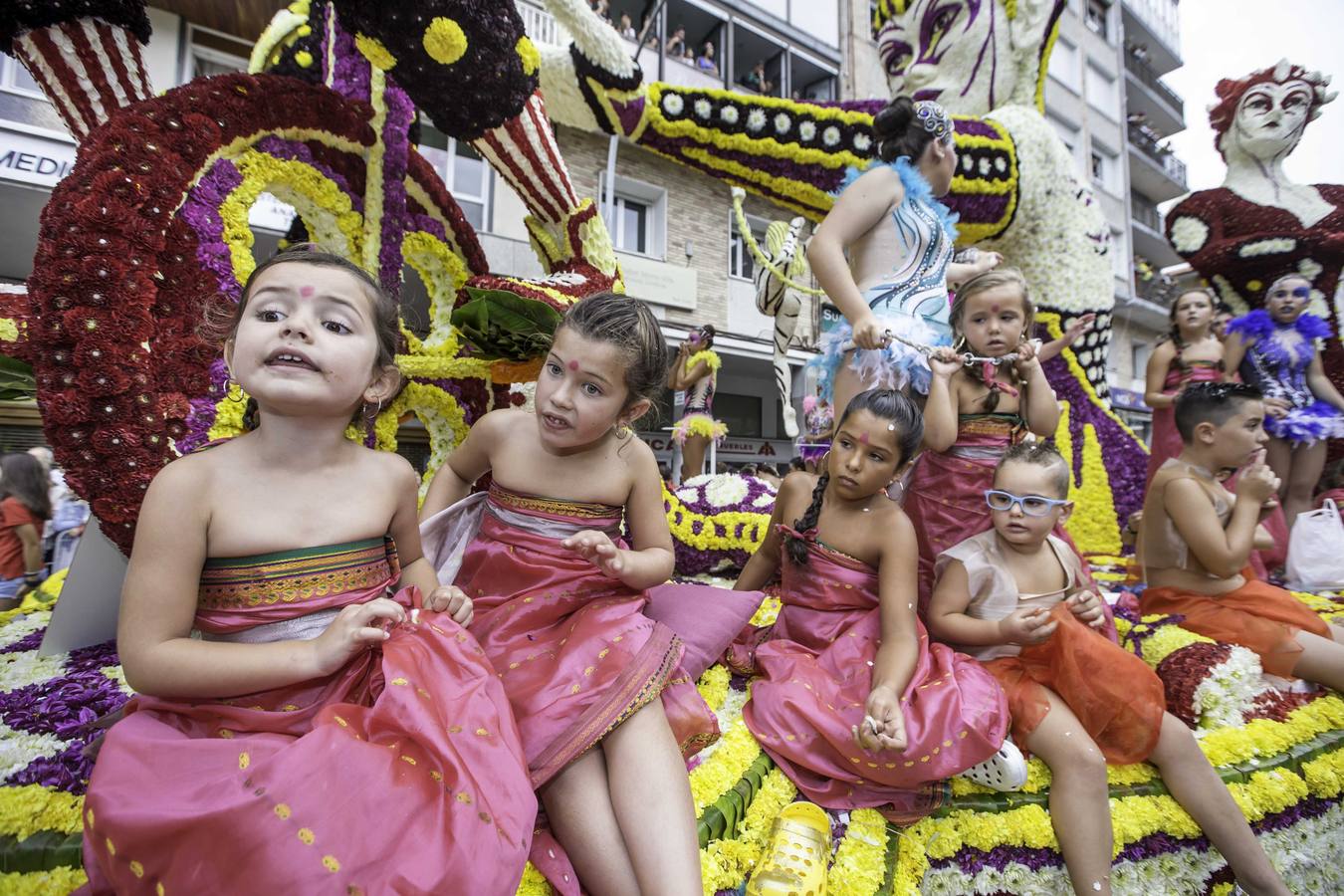 Fotos: La carroza &#039;Evolución&#039;, del conjunto Agrupa-2, gana la Batalla de Flores de Laredo