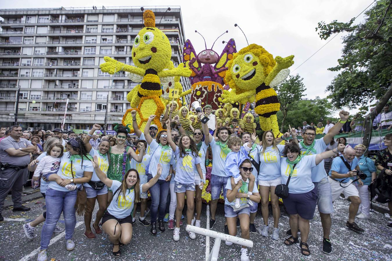 Fotos: La carroza &#039;Evolución&#039;, del conjunto Agrupa-2, gana la Batalla de Flores de Laredo