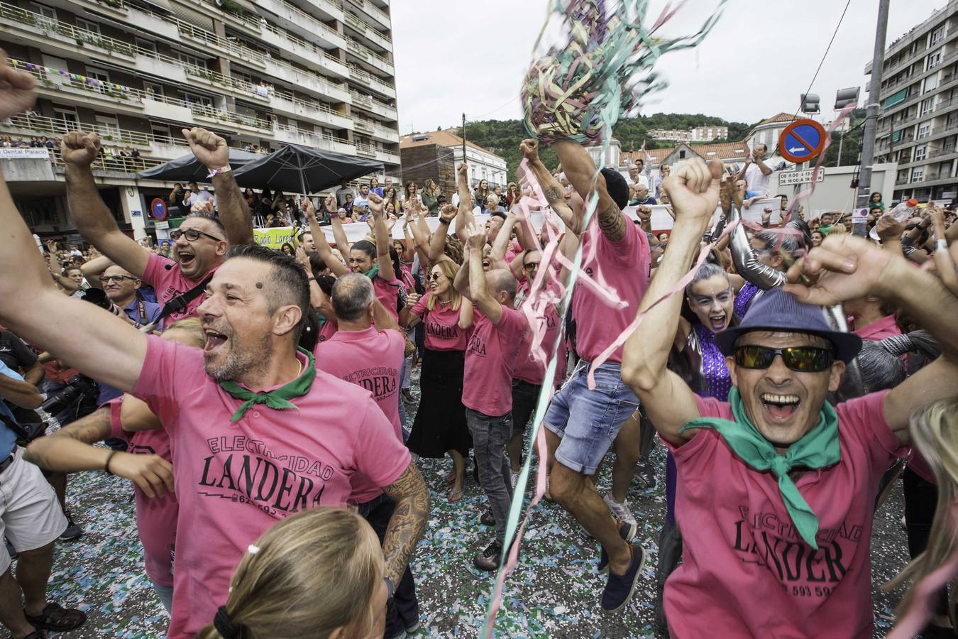 Fotos: La carroza &#039;Evolución&#039;, del conjunto Agrupa-2, gana la Batalla de Flores de Laredo