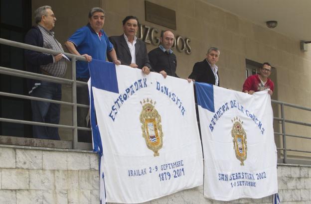 Loroño, tercero por la izquierda, posa con dos de las cuatro banderas que adquirió en 2014.