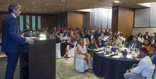  De la Serna, durante su discurso de agradecimiento del premio Emboque de Oro, de la Casa de Cantabria en Madrid.