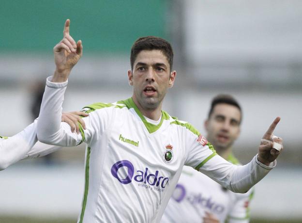  Juanjo Expósito celebra un gol durante la temporada pasada. El delantero ya ha dejado claro que su intención es quedarse en el equipo, con el que tiene contrato.