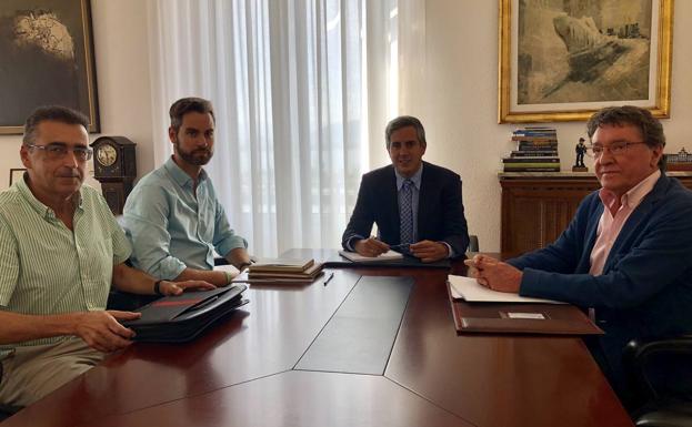 Reunión del delegado del Gobierno, Pablo Zuloaga, con representantes de Adif.