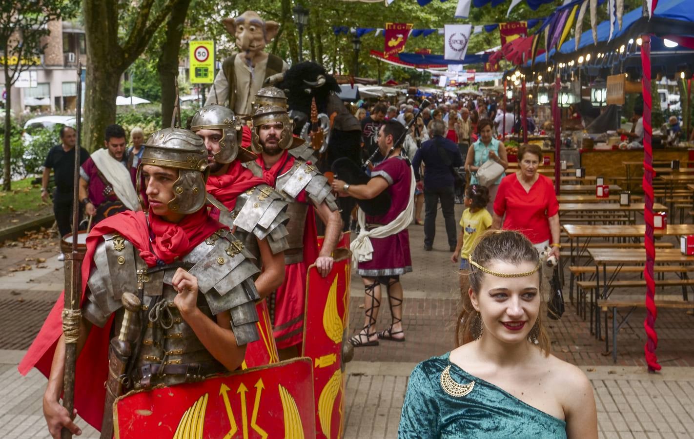 El Mercado Romano, que estará instalado en la Alameda de Oviedo desde hoy y hasta el domingo, 26 de agosto, abre las actividades organizadas por el Ayuntamiento de Santander con motivo de la festividad de los Santos Mártires, patronos de la ciudad.