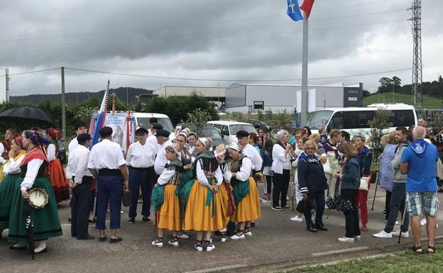 Grupos de folclore de Cantabria y Asturias han dado color a estos encuentros. 