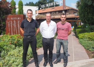 Imagen secundaria 1 - A la izquierda, Blanco y sus hijos Manuel y Eduardo. A la derecha, el cocinero Fernando, en plena faena. 