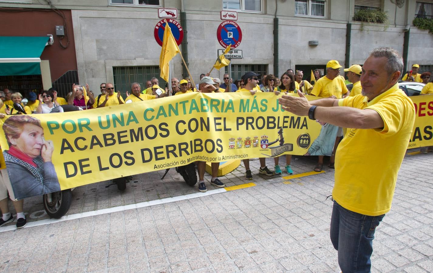 Fotos: Los afectados por los derribos piden la dimisión de Revilla en la puerta del Gobierno