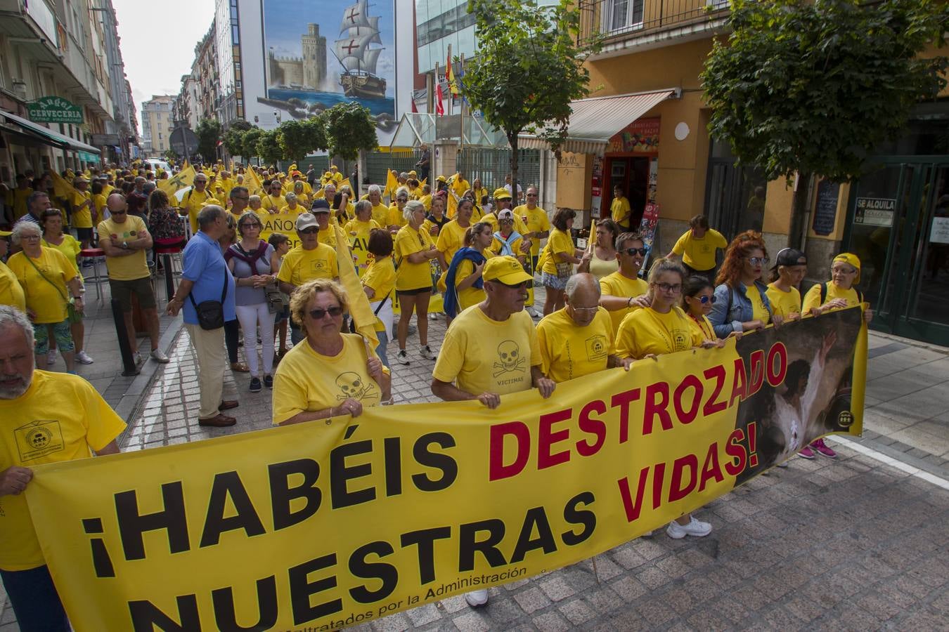 Fotos: Los afectados por los derribos piden la dimisión de Revilla en la puerta del Gobierno