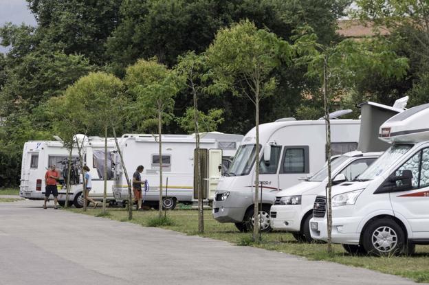 Aparcamiento regulado para autocaravanas en Suesa (Ribamontán al Mar) con capacidad para pernoctar hasta 66 vehículos. 