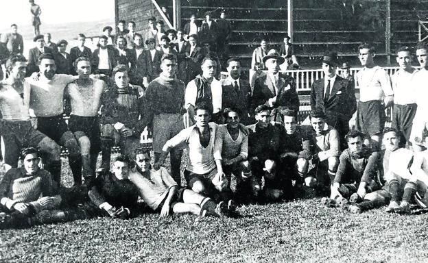 La plantilla racinguista posa en los Campos de Sport, en 1929, con la vieja tribuna de madera al fondo.