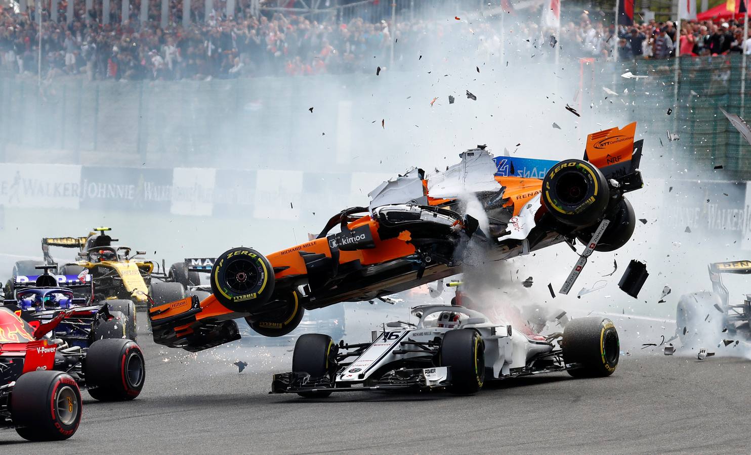 Fotos: Las imágenes del brutal accidente de Fernando Alonso