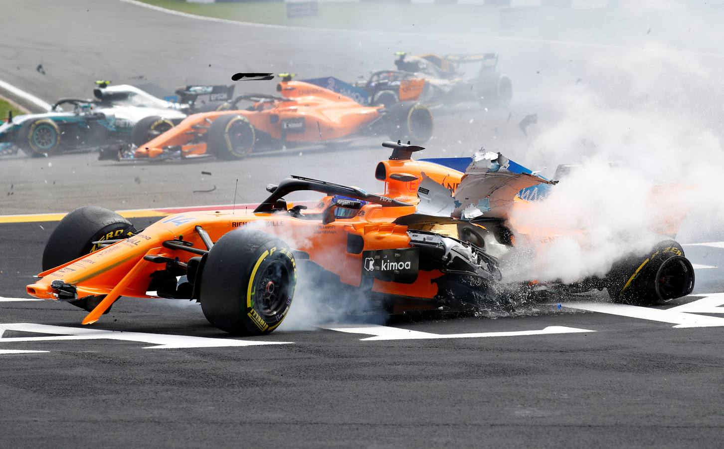 Fotos: Las imágenes del brutal accidente de Fernando Alonso