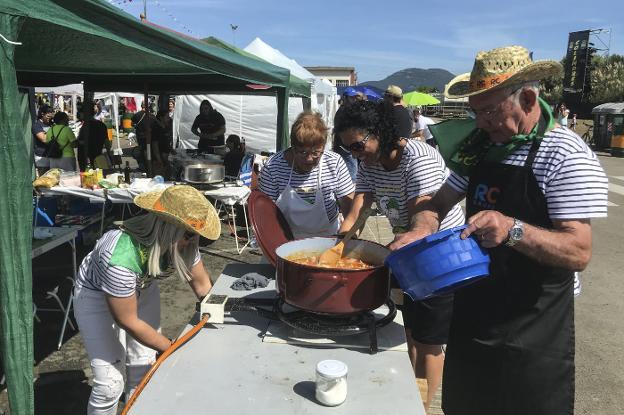 Una de las agrupaciones preparando el guiso de la marmita.