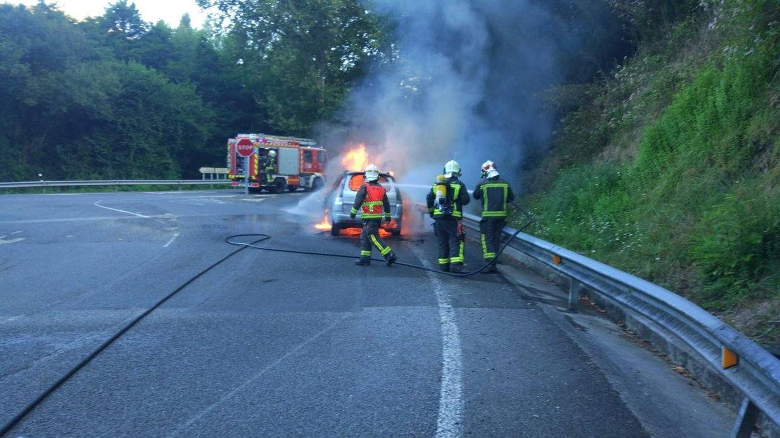 Fotos: Un coche se incendia en la A-8, en Guriezo