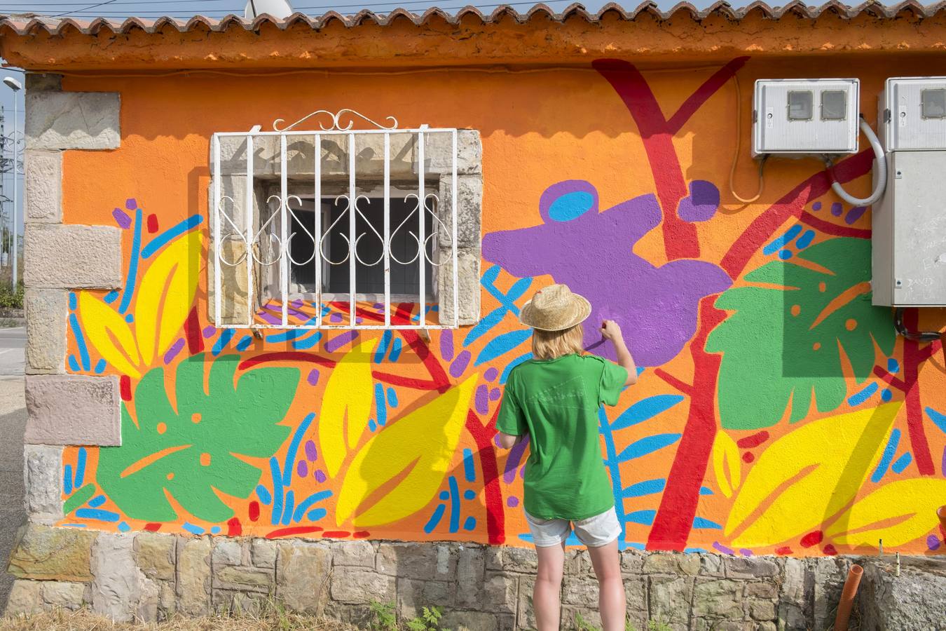 La pintora Lucía Polanco ha dejado su seña con un gran mural en la Avenida de Cantabria y Alberto Gallo tiene previsto representar un rincón perdido de Reinosa en la calle Mayor