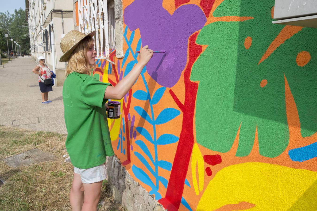 La pintora Lucía Polanco ha dejado su seña con un gran mural en la Avenida de Cantabria y Alberto Gallo tiene previsto representar un rincón perdido de Reinosa en la calle Mayor