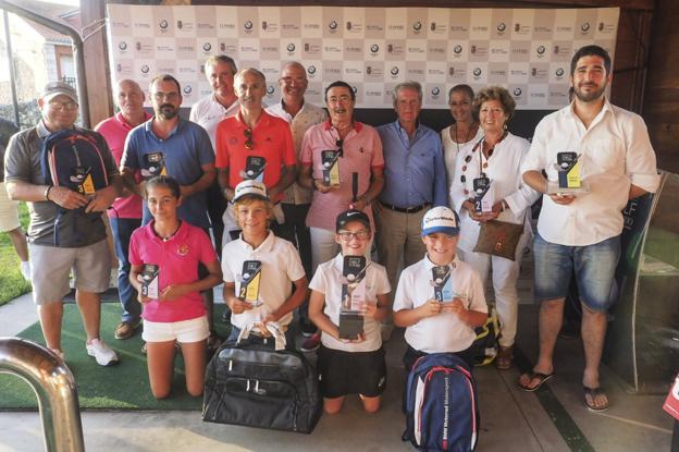 Foto de familia de los premiados en la última prueba de la fase regular del Gran Premio de Golf de El Diario Montañés. 