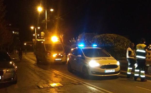 Efectivos policiales y sanitarios, anoche en la falsa alarma de Castro Urdiales.