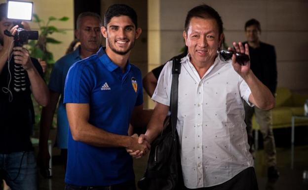 Gonzalo Guedes y Peter Lim en el aeropuerto de Valencia