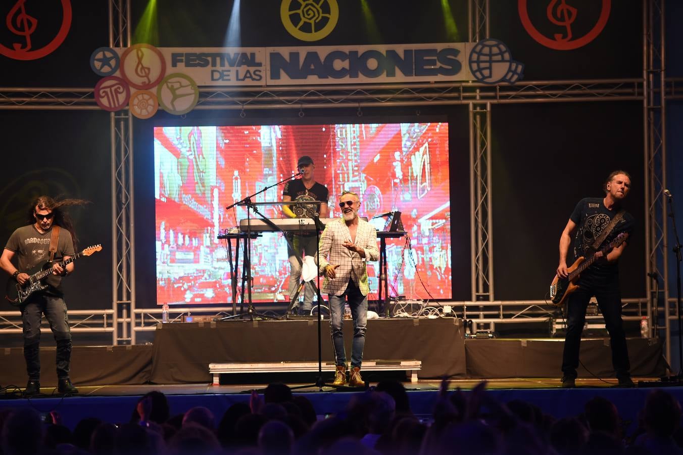 Imáganes de los conciertos de anoche de La Unión y Nacho Campillo (exvocalista de Tam Tam Go) en el Festival de las Naciones de Santander