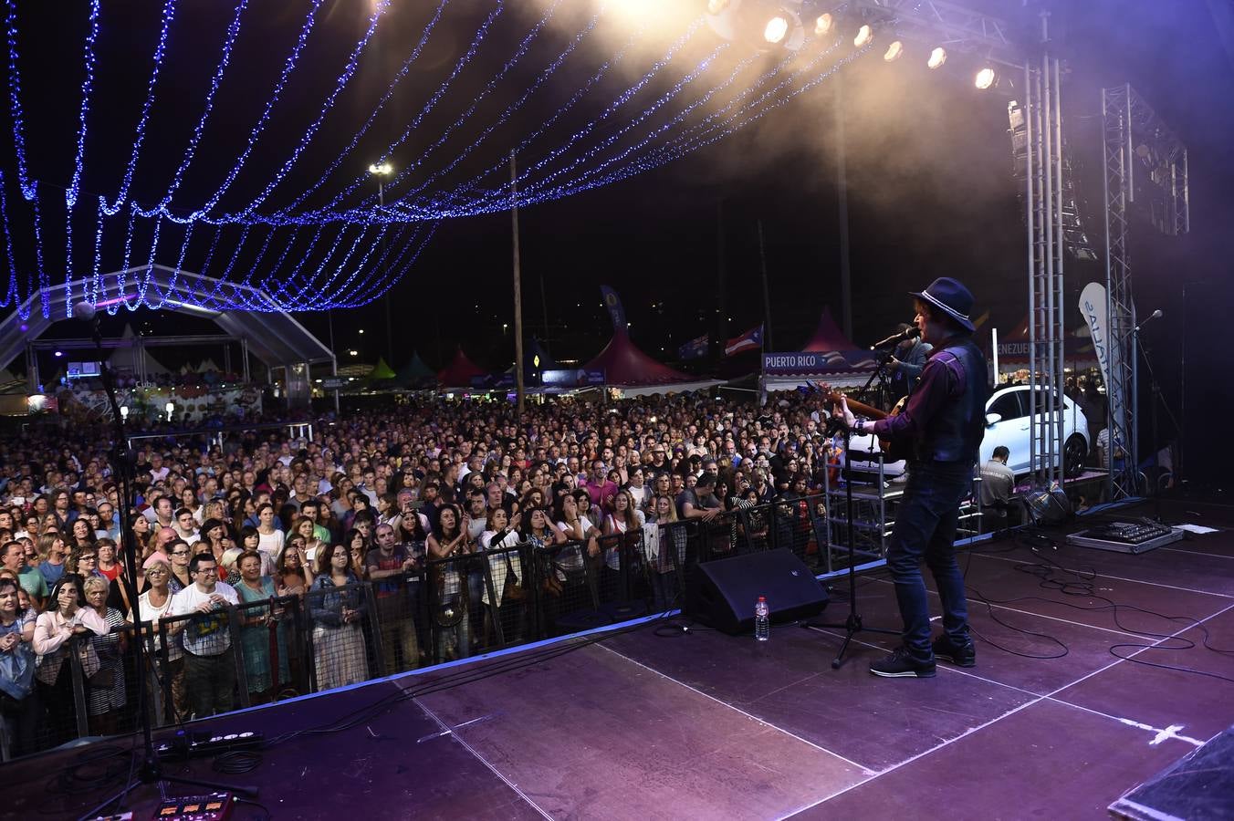 Imáganes de los conciertos de anoche de La Unión y Nacho Campillo (exvocalista de Tam Tam Go) en el Festival de las Naciones de Santander