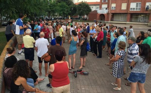 Cerca de 200 vecinos se movilizan contra el aparcamiento de Somo