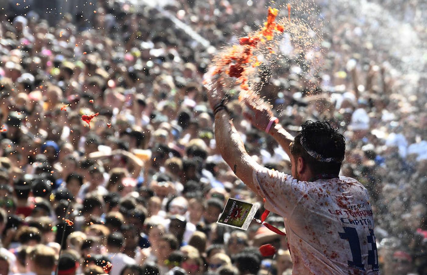 Unas 20.000 personas han lanzado 145.000 kilos de tomate en las fiestas de la localidad valenciana.