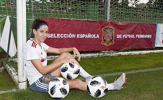 Vicky Losada, ayer, en las Instalaciones Nando Yosu de La Albericia, tras el entrenamiento de la selección española. 