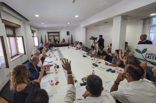 Un momento de una votación en el Pleno ordinario celebrado anoche por la Corporación de Torrelavega en la Sala de Juntas de las oficinas municipales. 