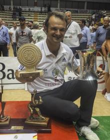 Imagen secundaria 2 - Óscar González suma, con un registro récord de 735 bolos, su séptimo campeonato de España