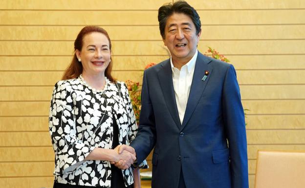 Maria Fernanda Espinosa Garcés junto al Primer Ministro de Japón, Shinzo Abe. 