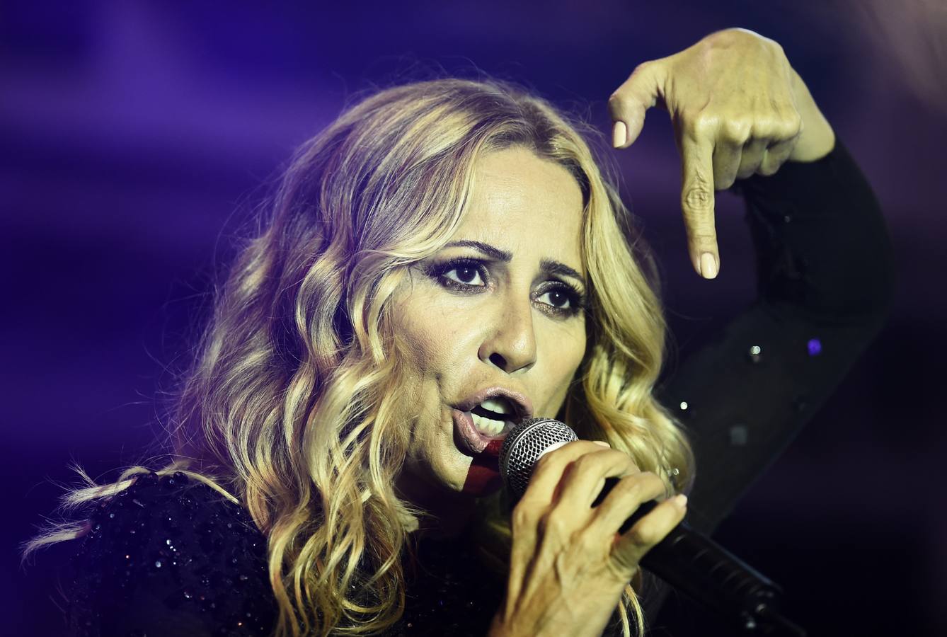 Fotografías del concierto solidario que este jueves ofreció Marta Sánchez en el marco del Festival Intercultural de las Naciones de Santander, a beneficio de la Asociación de Enfermos de Alzheimer de Cantabria y de la Asociación Brumas Cantabria, de Lucha contra el Paro Juvenil. 