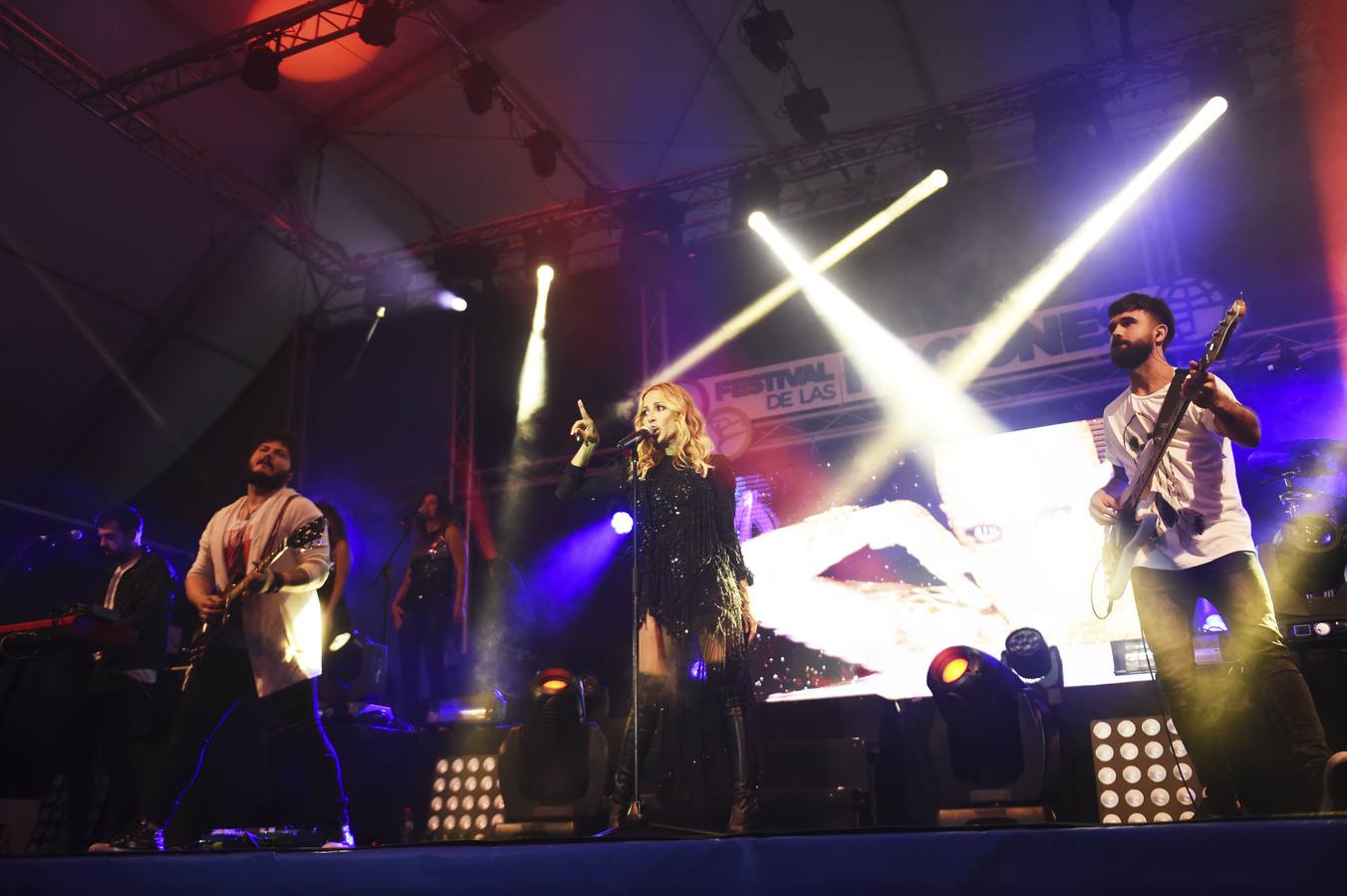 Fotografías del concierto solidario que este jueves ofreció Marta Sánchez en el marco del Festival Intercultural de las Naciones de Santander, a beneficio de la Asociación de Enfermos de Alzheimer de Cantabria y de la Asociación Brumas Cantabria, de Lucha contra el Paro Juvenil. 