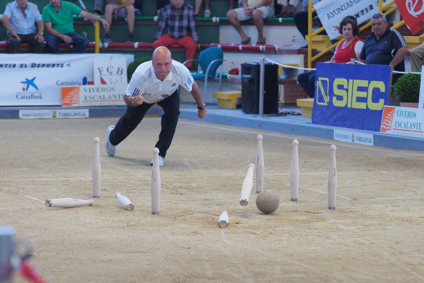 Su gran rival, Jesús Salmón, tuvo que conformarse con la segunda plaza, justo por delante de Víctor González, que cerró el podio en Torrelavega