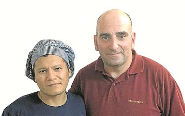 Cocina y sala: Engel y Quico.