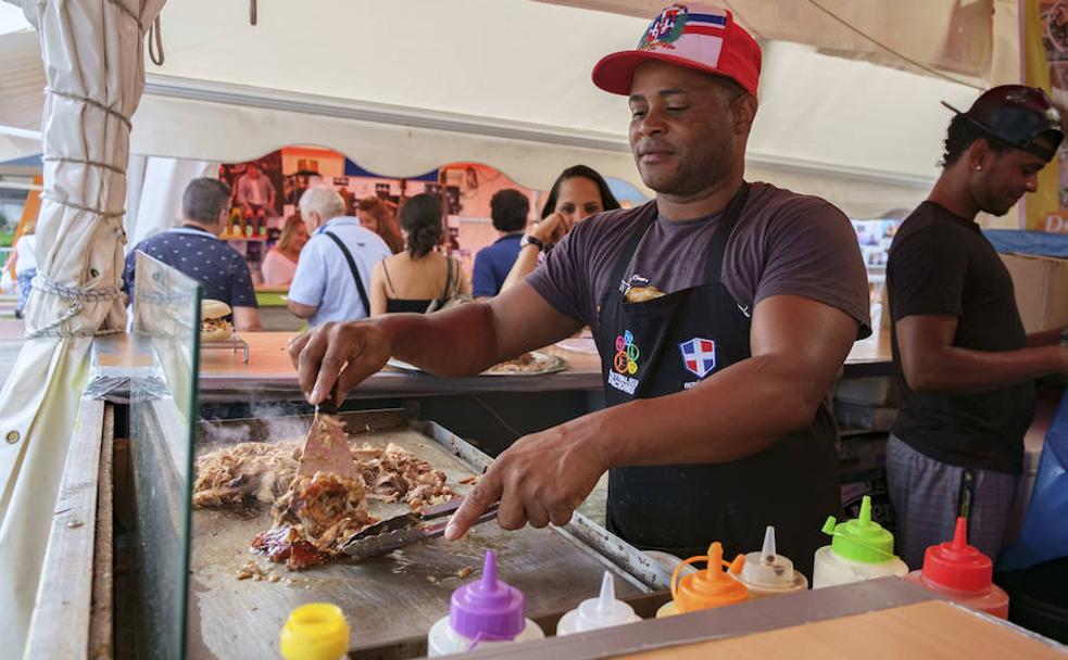 El representante de la República Dominicana cocina en directo una de sus ofertas gastronómicas. :: 