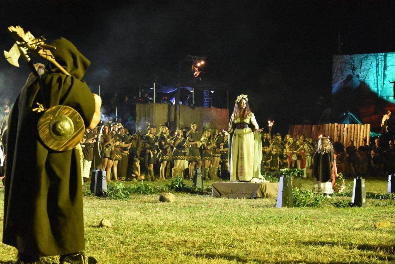 Las pieles cántabras que ayer acapararon la programación dejan paso hoy a la toga romana, con la escenificación de la vida cotidiana en el Foro de la capital del Imperio ante la atenta mirada de los senadores, reunidos para ordenar al general Agripa una rápida resolución a la contienda.