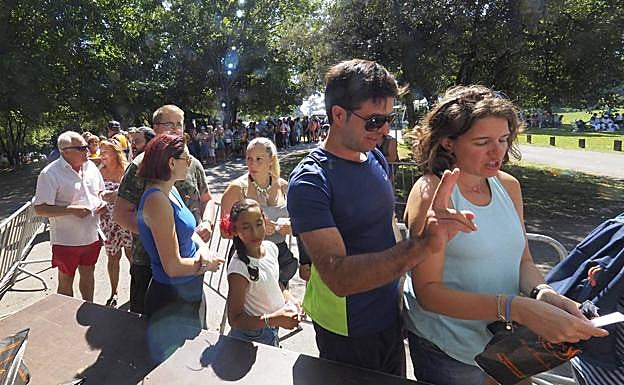 Cientos de personas han disfrutado en Punta Parayas de la Fiesta de la Convivencia de los Pueblos