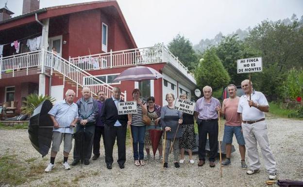 Afectados por la Ley de Montes posan ante la casa de José Luis Rubio (tercero por la izquierda), en San Miguel de Cartes, cuya propiedad le reclama Montes. 