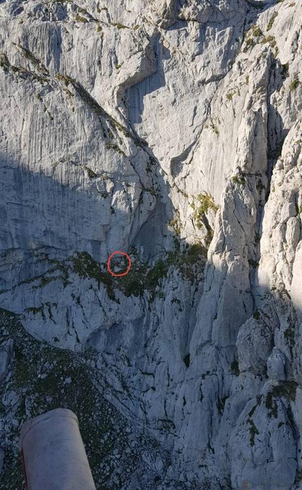 La operación ha sido complicada porque el montañero estaba en una zona muy vertical y los efectivos han descendido mediante una operación de grúa de 75 metros, la máxima que permite la aeronave. 