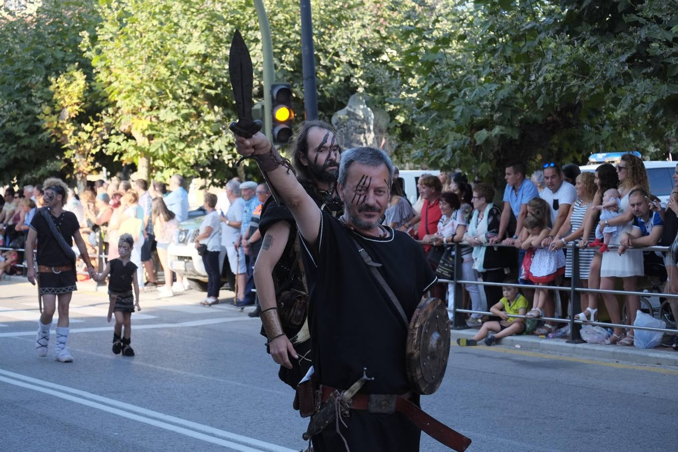 Cántabros y romanos acapararon la atención de un público entregado a la fiesta que cerró con su desfile general una multitudinaria edición 