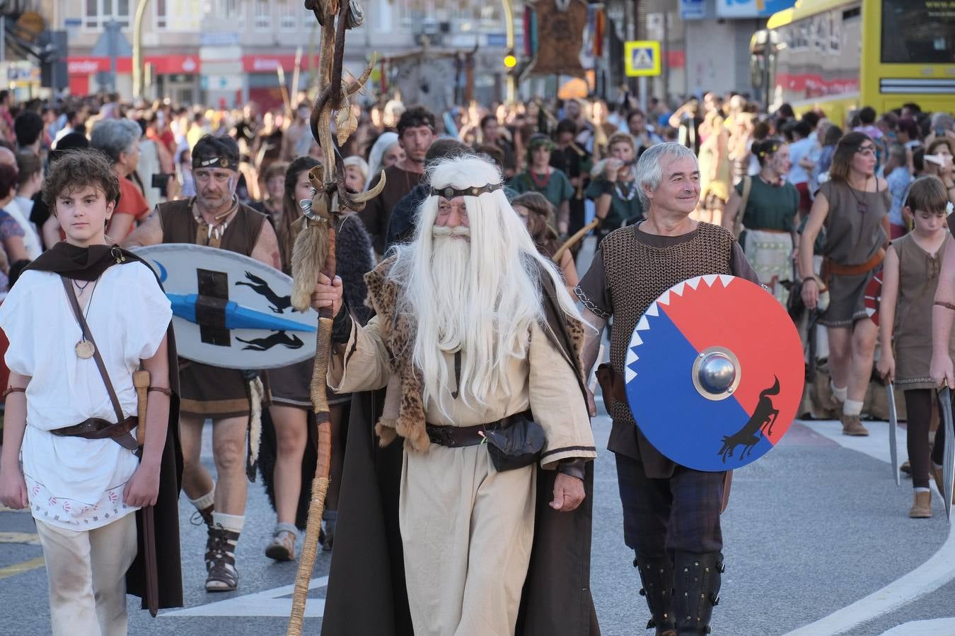 Cántabros y romanos acapararon la atención de un público entregado a la fiesta que cerró con su desfile general una multitudinaria edición 